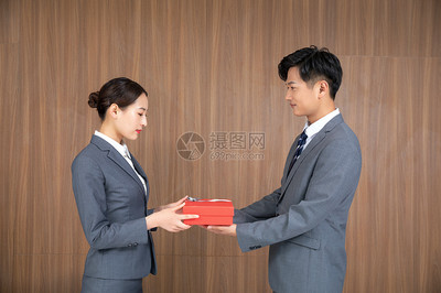 商务人士互赠礼物