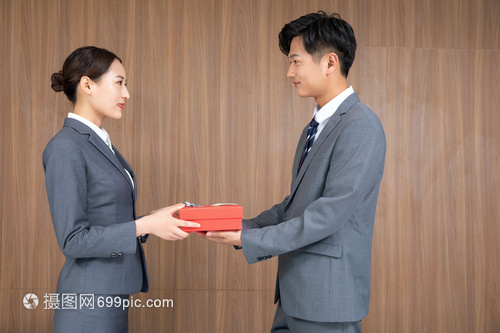 商务人士互赠礼物的艺术与策略